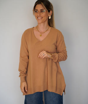 Camisola malha fina camel decote em bico