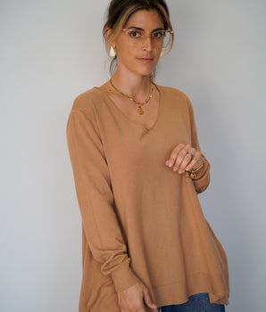 Camisola malha fina camel decote em bico