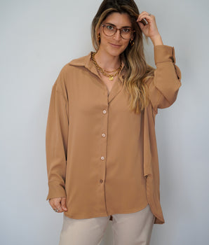 Camiseiro acetinado básico camel