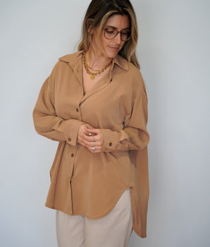 Camiseiro acetinado básico camel