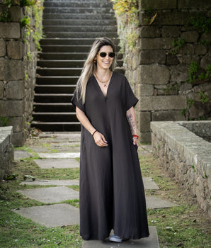 Vestido comprido decote em bico castanho