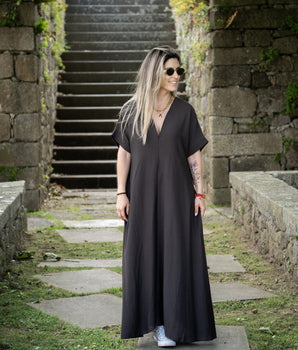 Vestido comprido decote em bico castanho